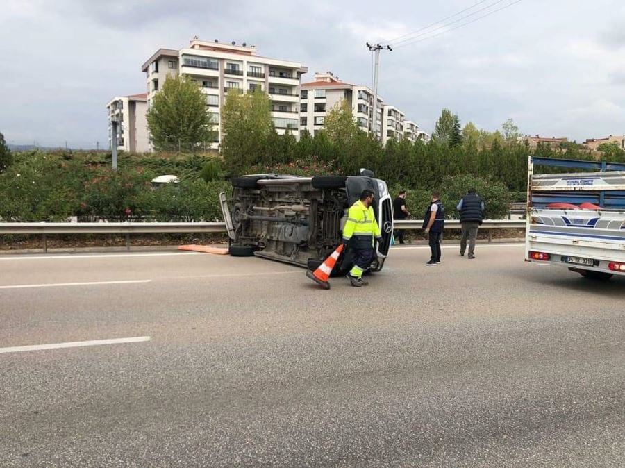 Ambulans takla attı