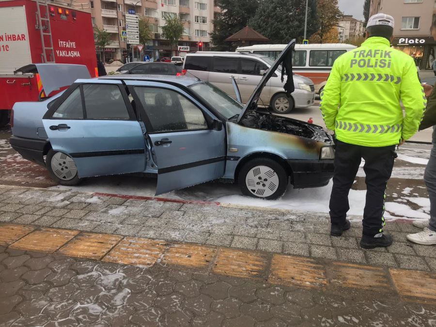 Seyir halindeki araç alevlere Teslim oldu