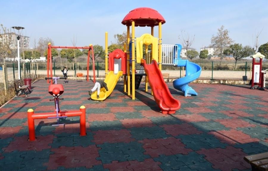 Karşıyaka Caddesine Modern Çocuk Parkı