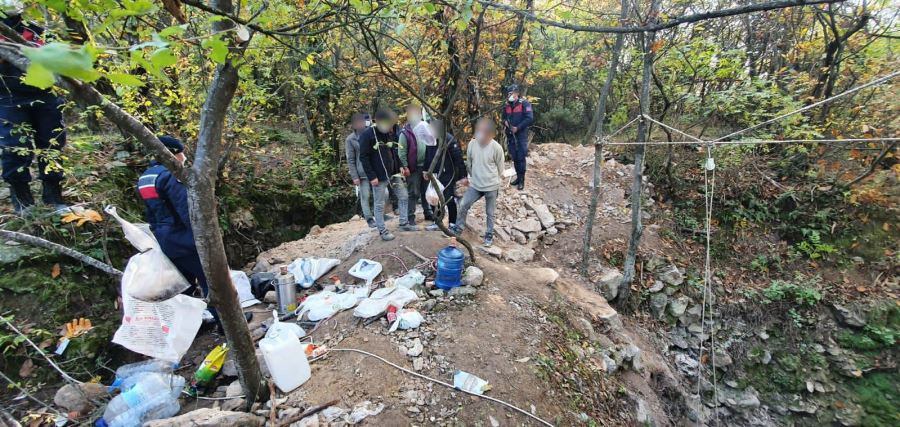 KAÇAK KAZI YAPAN ŞAHISLARA JANDARMADAN SUÇÜSTÜ