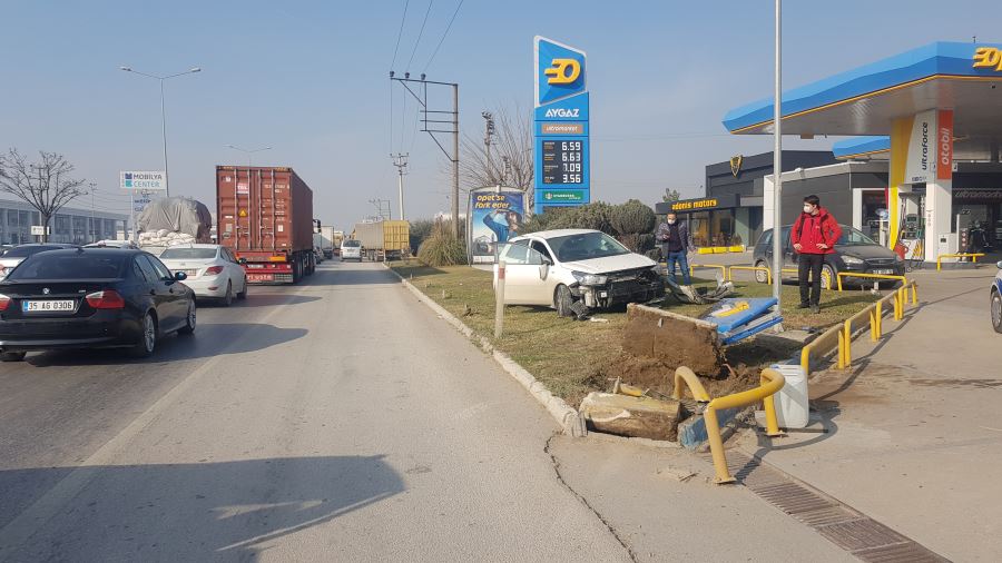 Akaryakıt istasyonunun panolarına daldı