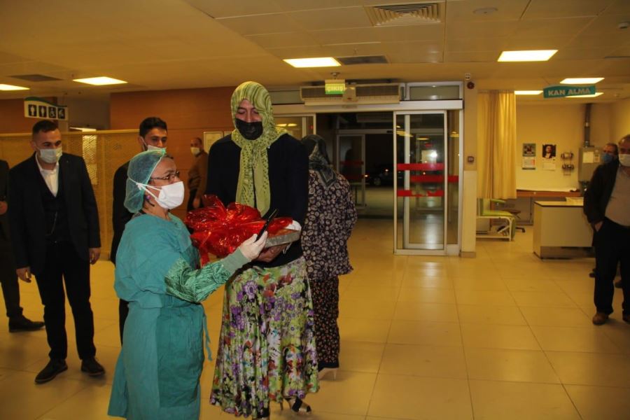 Kadın kıyafetleri giydirilen damat sağlık çalışanlarına baklava ikram etti