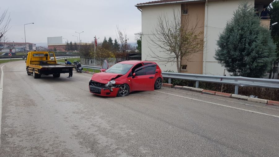 Kontrolden çıkan otomobil bariyerlere çarparak durabildi