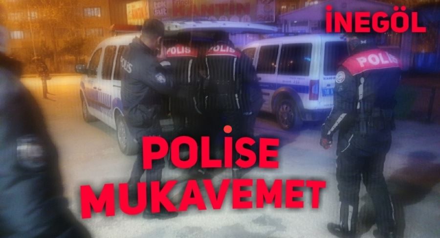 İnegöl aranan 2 kişi, kısıtlama saatleri içinde sokakta alkol alırken yakalandı