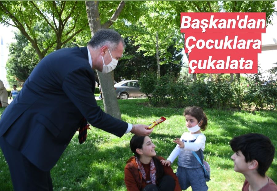 BAŞKANDAN ÇOCUKLARA ÇOKULATA İKRAMI.