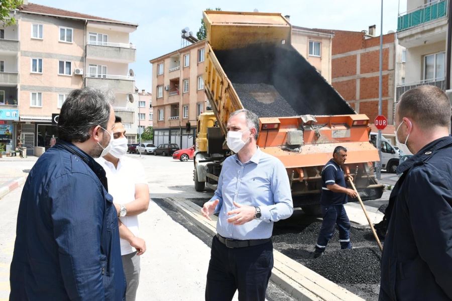 Asfaltlama ve çevre düzenlemesi çalışmalarını sürdürüyor.