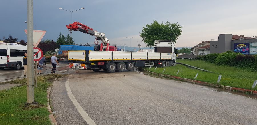 İki ayrı kaza Bursa Ankara Karayolunu trafiğe kapattı.