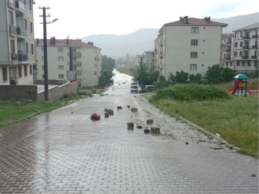 Yeniceköy Mahallesinde yollar tahrip oldu