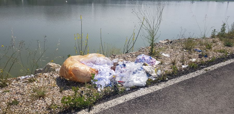 Konfeksiyon kırpıntısı boş makaralar yol kenarına attılar.