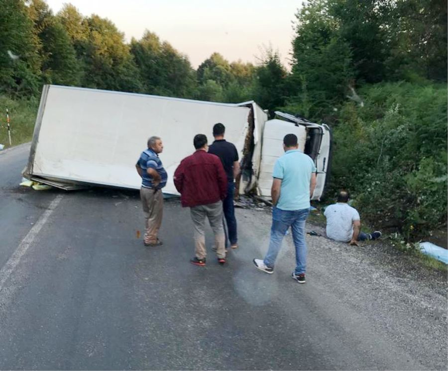 Yan yatan kamyonda 2 kişi yaralandı