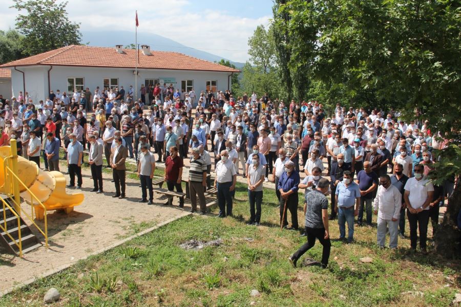 Devrilen traktörün altında kalan hayatını kaybeden muhtar defnedildi 