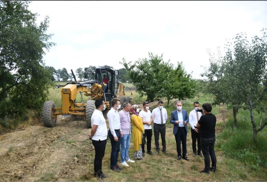 arazi yollarının bakım ve temizleme çalışmalarını sürdürüyor. 