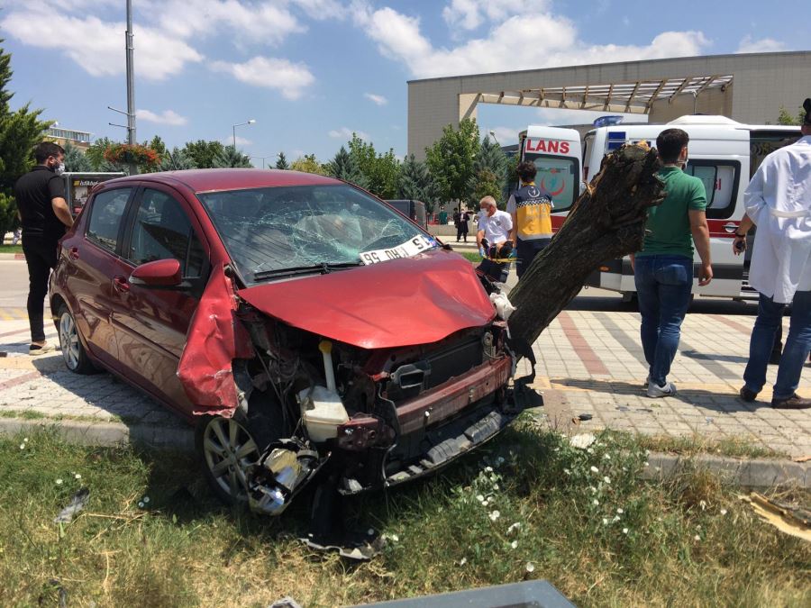 Yoldan çıkan araç durağa daldı; 2 yaralı