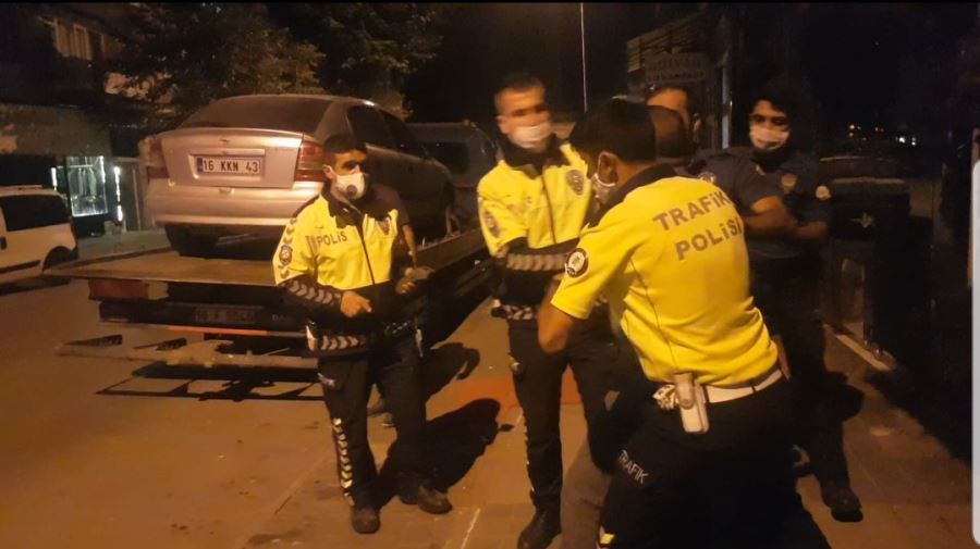 Trafik uygulamasında alkollü sürücü polislere zorluk çıkardı.