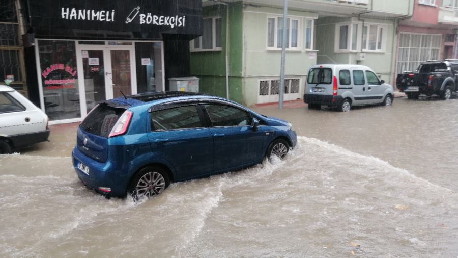 İnegöl’de sağanak yağış hayatı olumsuz etkiledi