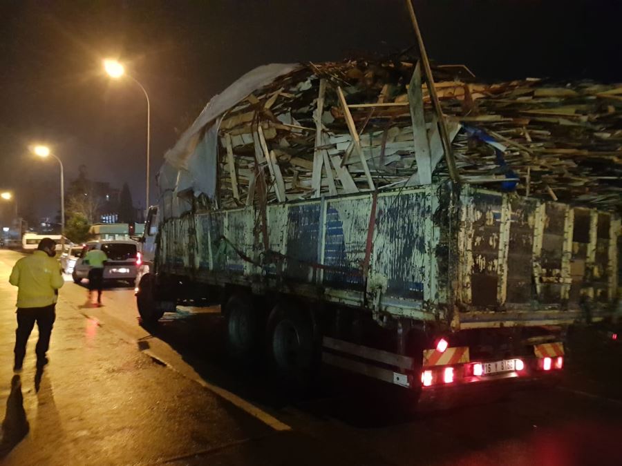 Tahtaları döke döke giden sürücüye ceza kesildi