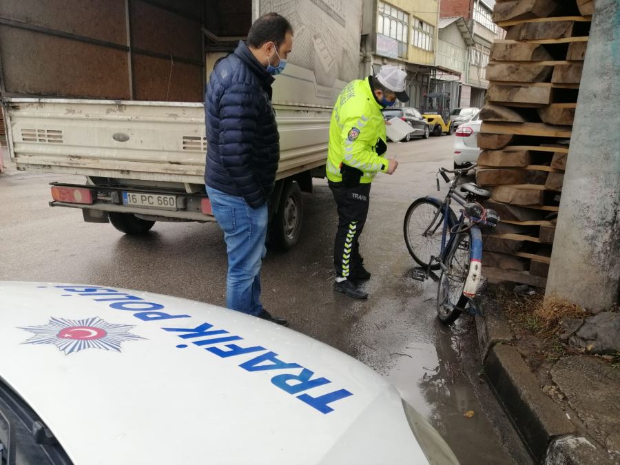 Kamyonetlerin arasına sıkışan bisiklet sürücüsü yaralandı