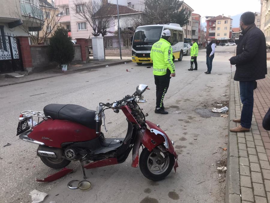 Halk minibüsü ile motosikletin çarpışması sonucu 1 kişi yaralandı