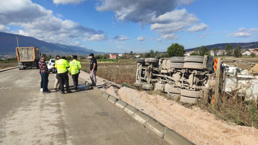 Beton mikseri tarlalık alana devrildi