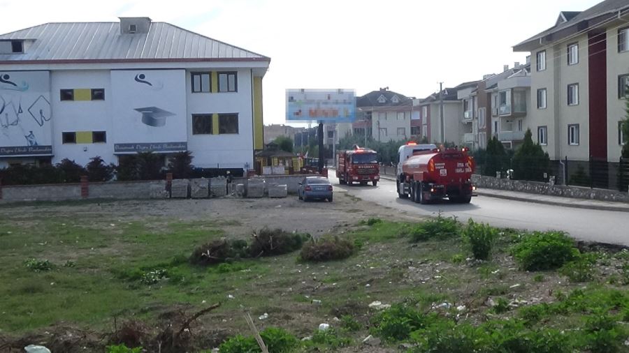 Okulun çatısında çıkan yangın paniğe yol açtı