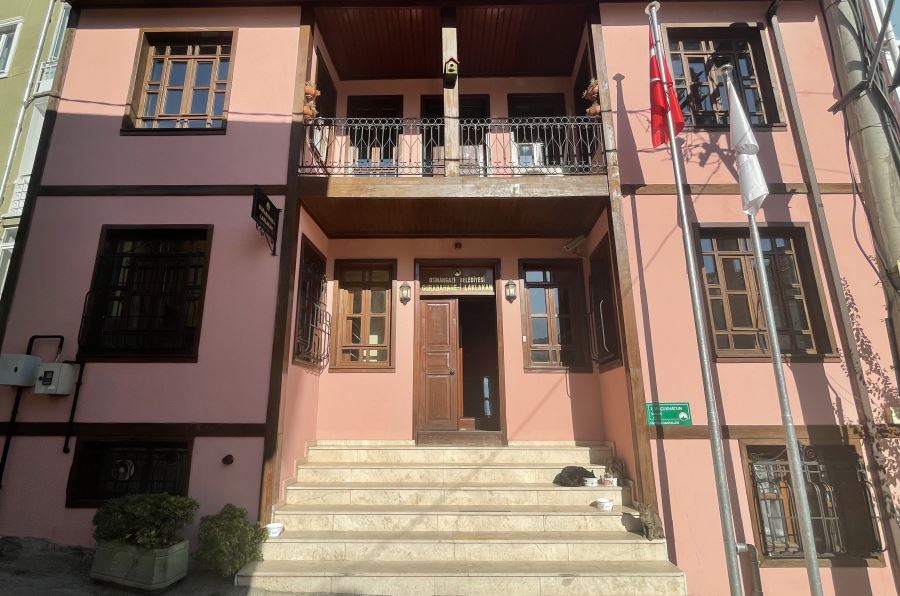 Düşkün Leylekler Evi