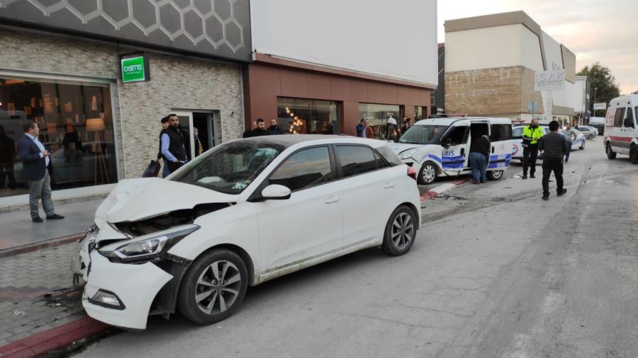 Polis aracı ile otomobilin karıştığı ve 3 kişinin yaralandığı kazada kamerada