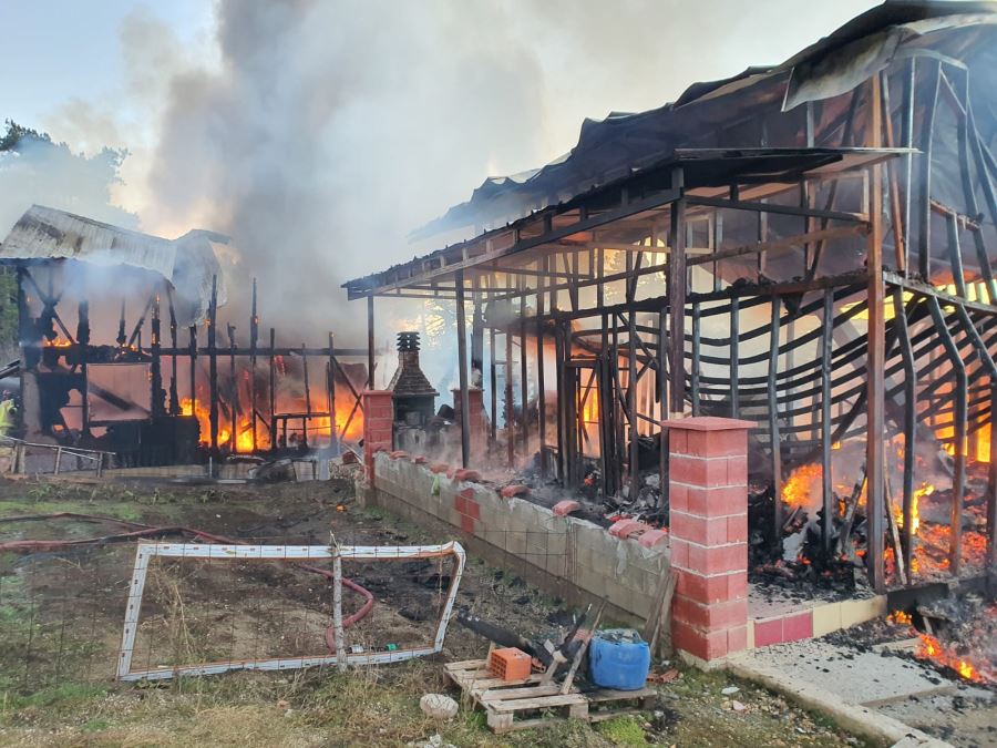 İnegöl’de baca yangını 2 evi kullanılmaz hale getirdi