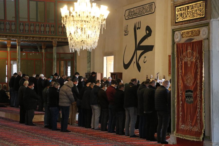 İnegöl’de camilerde normal saf düzeninde namaz kılınmaya başlandı