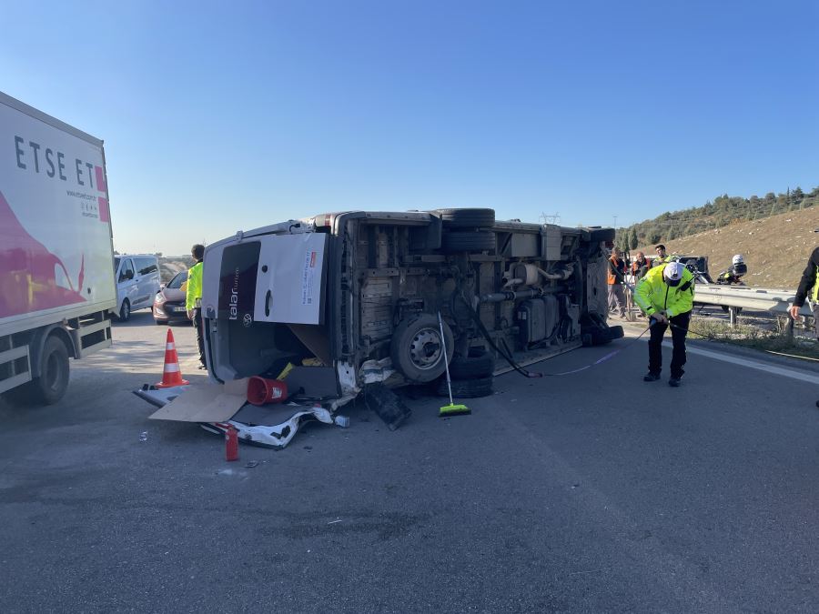 Yolcu taşıyan minibüs ile otomobilin çarpışması sonucu 6 kişi yaralandı