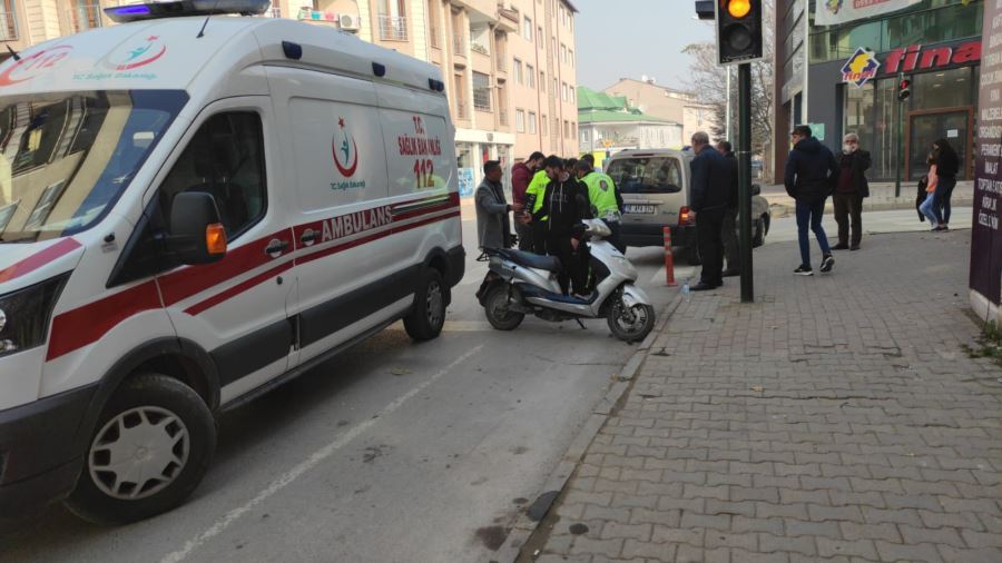 Hafif ticari aracın çarptığı şarjlı motosiklet sürücüsü yaralandı