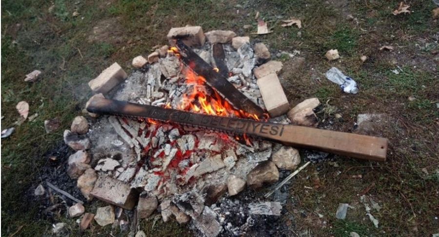 Vandallar Parkı Yakıp Yıktı