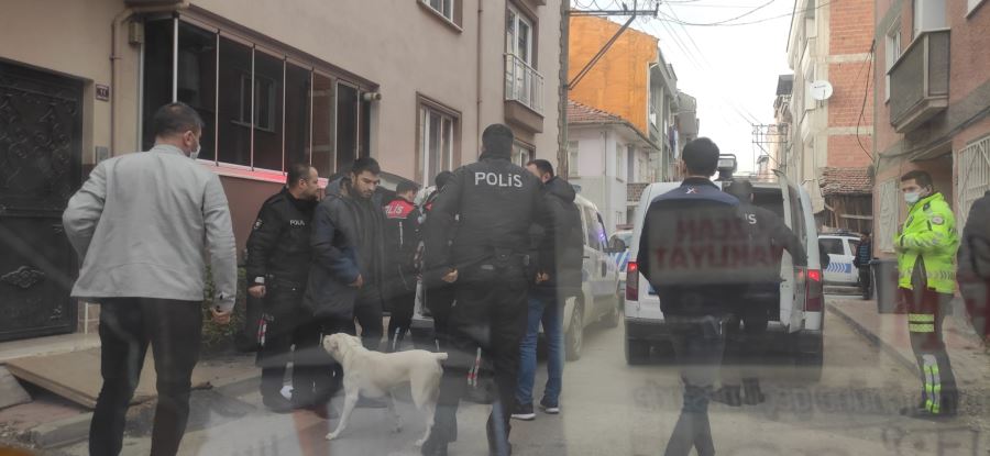 Hırsız yakalanacağını anlayınca kendi  köpeğini polisler üzerine saldırttı