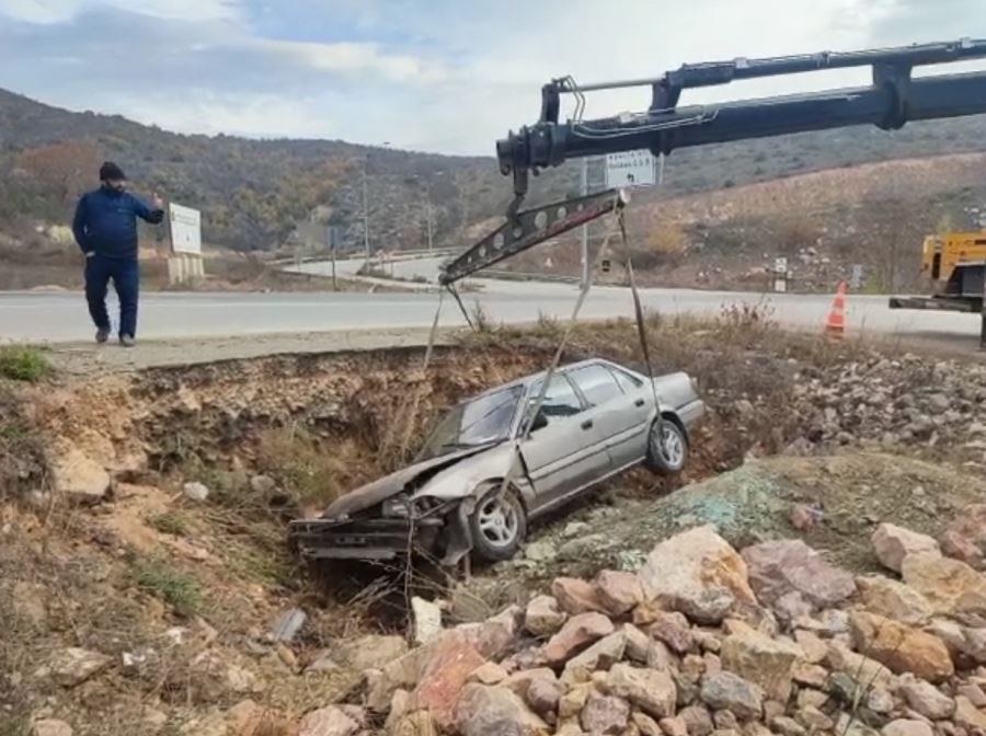 Şarampole uçan otomobilin sürücüsü yaralandı