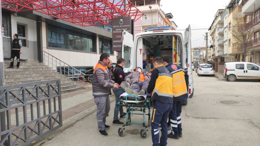 Dengesini kaybeden Belediye işçisi  merdivenden düşerek yaralandı