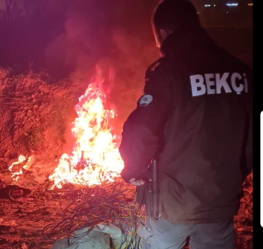 Çalındığı iddia edilen bakır kabloları soymak için yakarken yakalandı