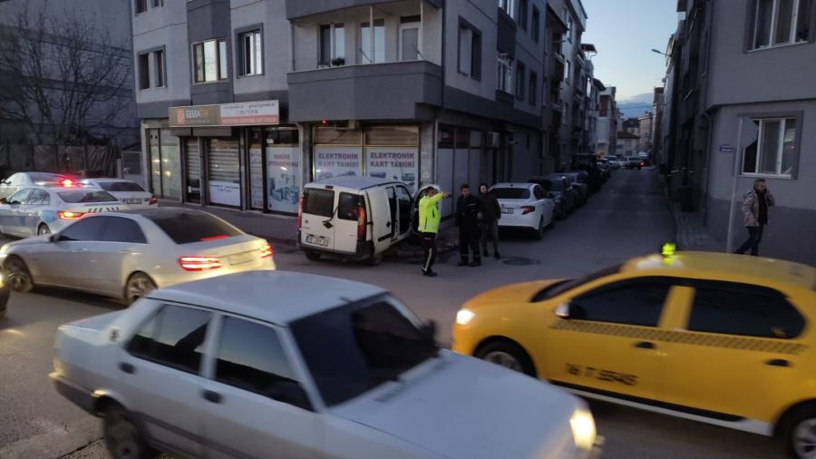 Kontrolden çıkan hafif ticari araç bir işletmenin duvarına çarptı; 1 yaralı