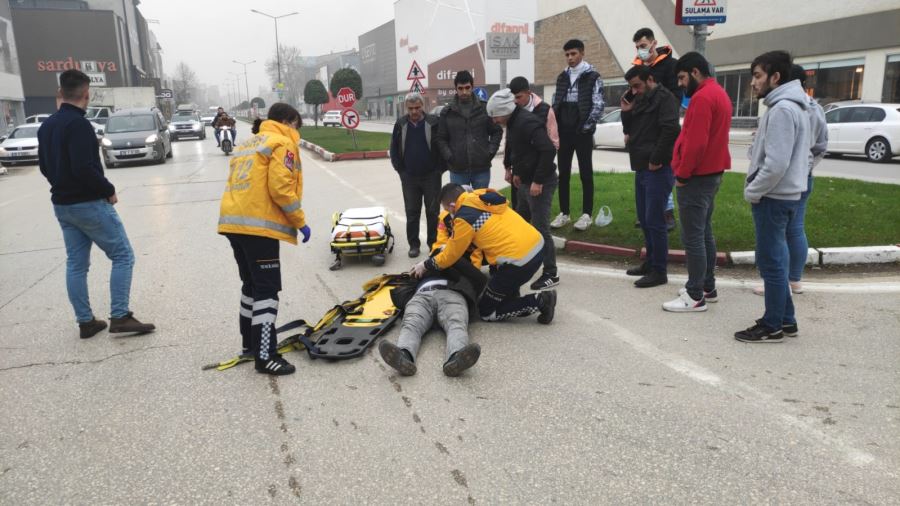 Yola aniden çıkan otomobil kazaya neden oldu