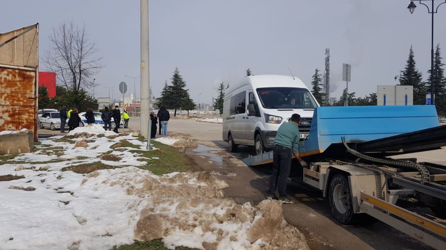 Kaçak servis çekerken yakalandı