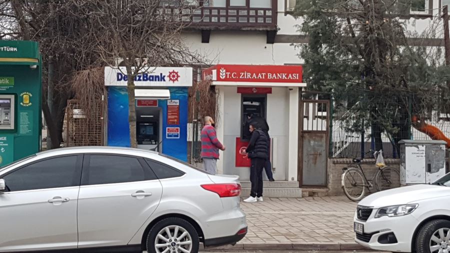 Meslek genişledi artık.... bankamatik kenarlarında bekliyorlar