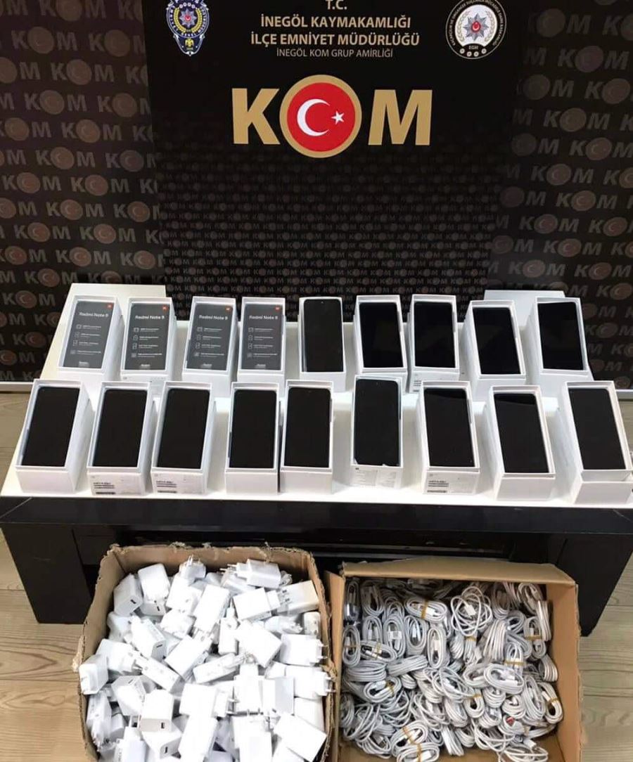 İnegöl’de gümrük kaçağı cep telefonlarını satmaya çalışan kişi operasyonla gözaltına alındı