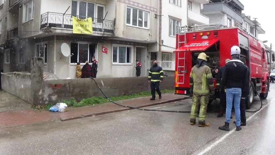 Yanan daire kullanılmaz hale geldi Anne ve çocukları gözyaşlarına boğuldu