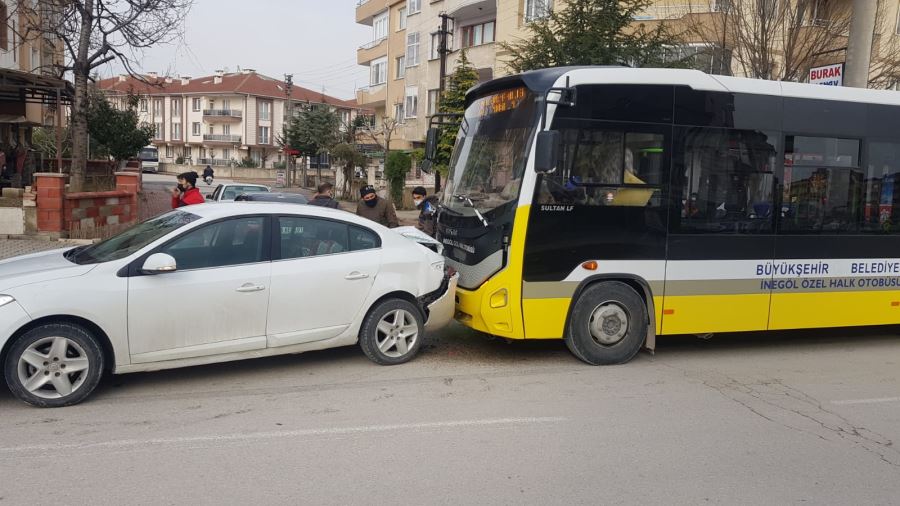 Halk otobüsünün çarptığı aracın sürücüsü yaralandı