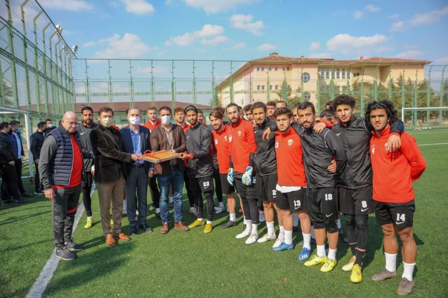 TABAN VE DURMUŞ’TAN iNEGöLSPOR’A BAKLAVA iKRAMI