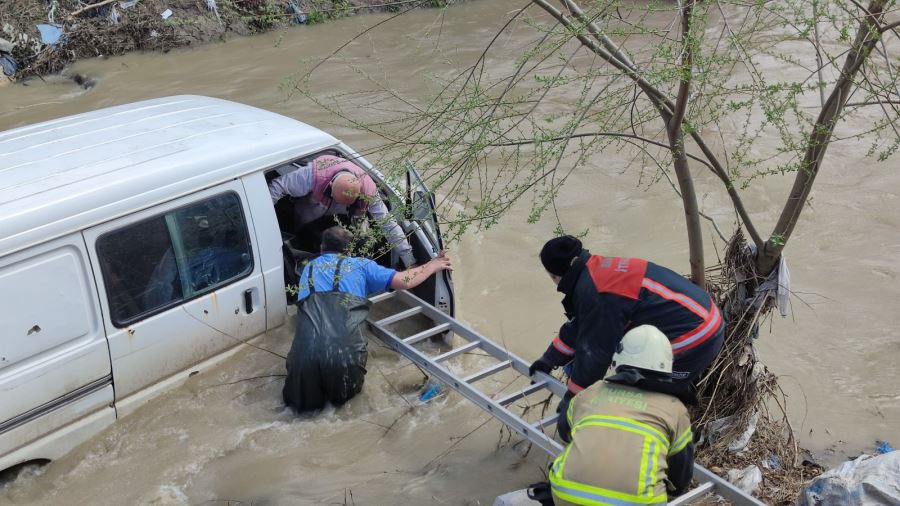 Dereye uçan araçta mahsur kalan kişi kurtarıldı