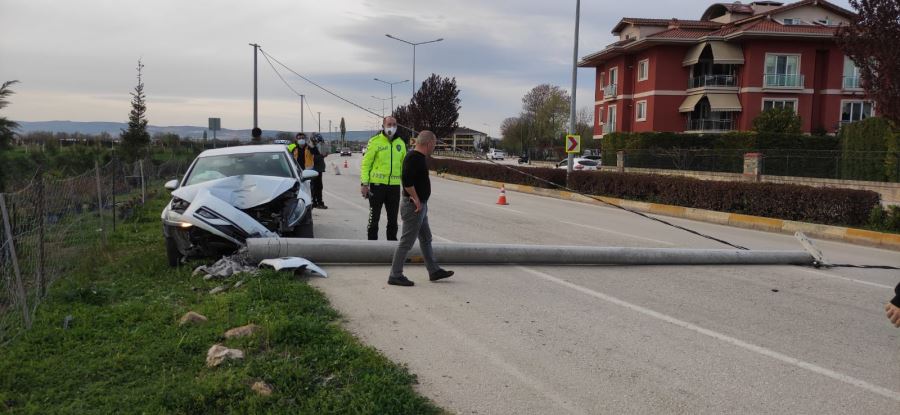 Çarpmanın şiddetinden elektirik direği devrildi