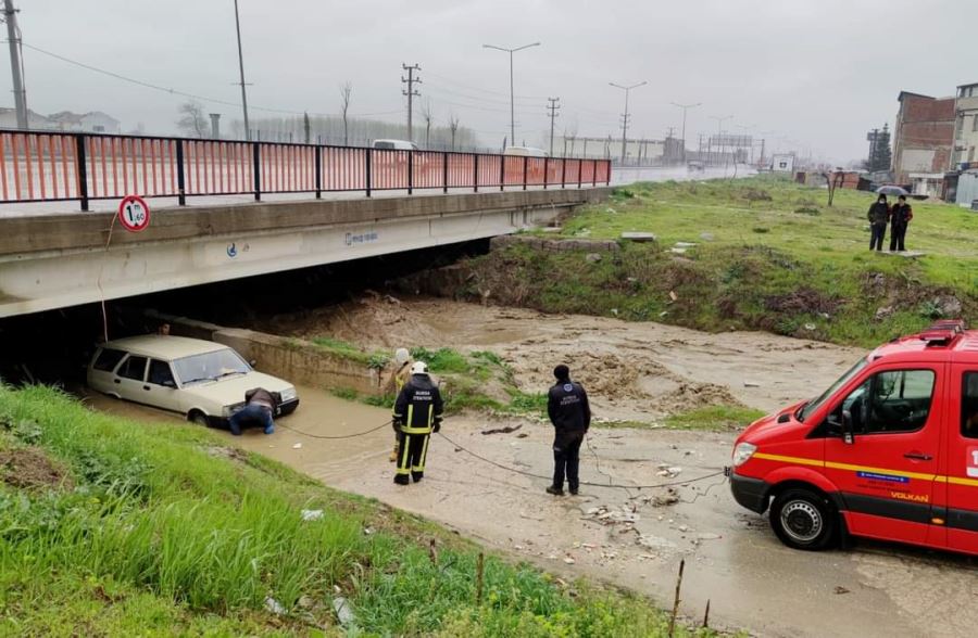 İnegöl’de derenin taşması sonucu bir araç sular altında kaldı