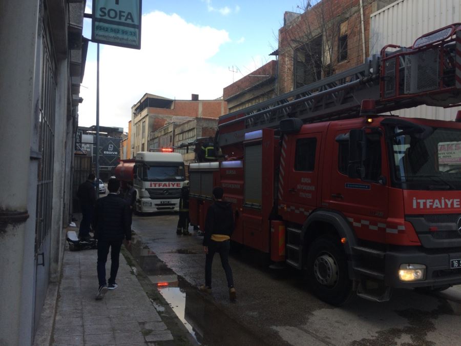 Mobilya üretim atölyesinde çıkan yangın söndürüldü