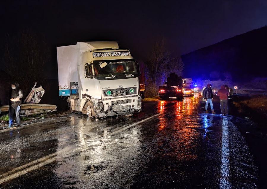 Yağmur nedeni ile kayganlaşan yoldan çıkan tır, 5 saat trafiği akışını engelledi