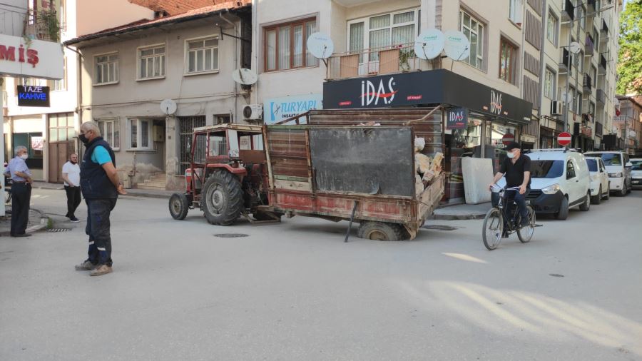 Yol aniden çökünce römorkun tekeri çukura sıkıştı