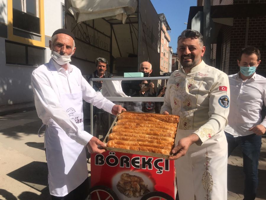 Börek arabası çalınan Habip amcaya, rekortmen börekçi el uzattı